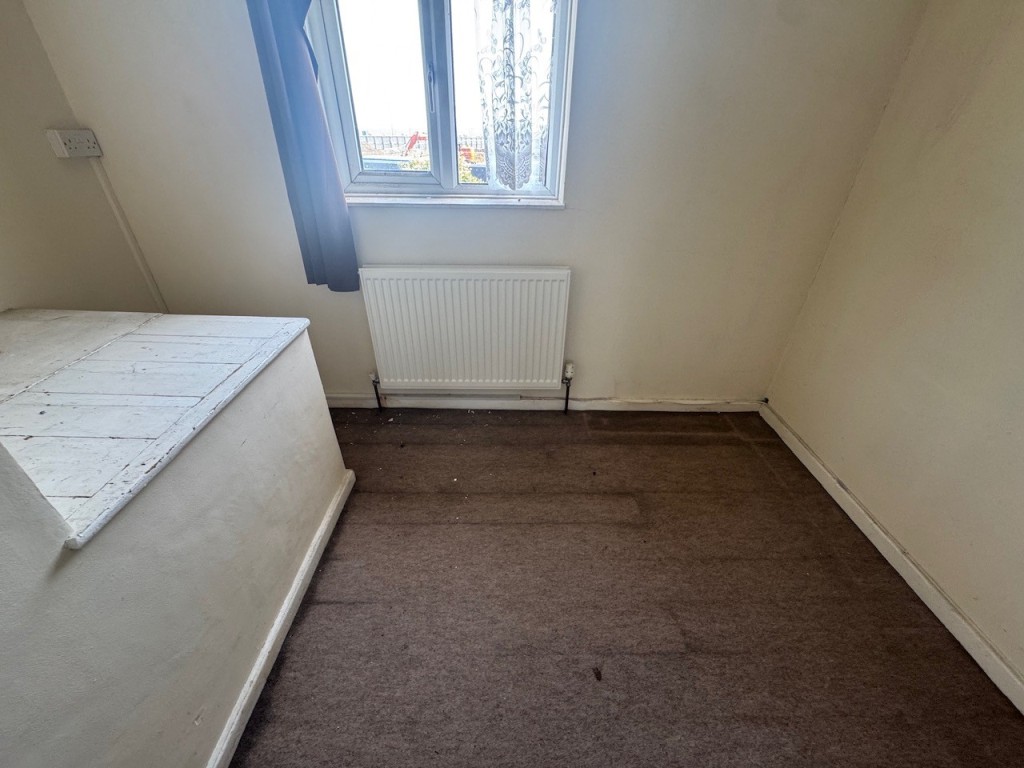 Lot: 152 - THREE-BEDROOM SEMI-DETACHED HOUSE FOR IMPROVEMENT AND REFURBISHMENT - Bedroom 3